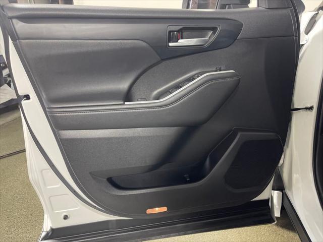 used 2022 Toyota Highlander car, priced at $37,995