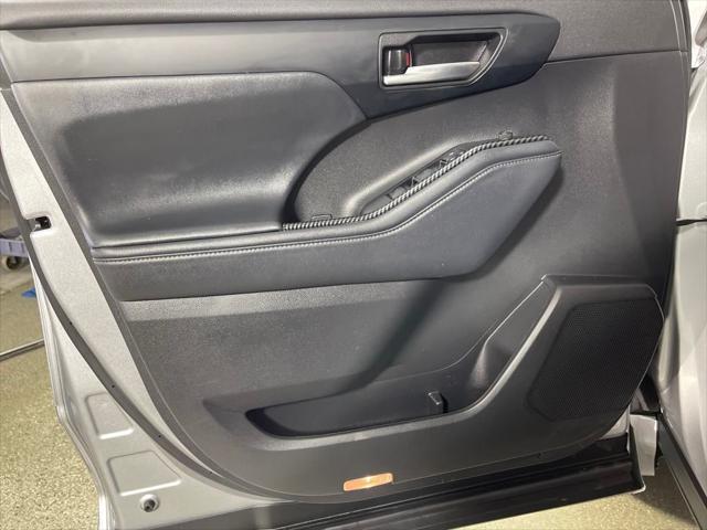 used 2022 Toyota Highlander car, priced at $38,998