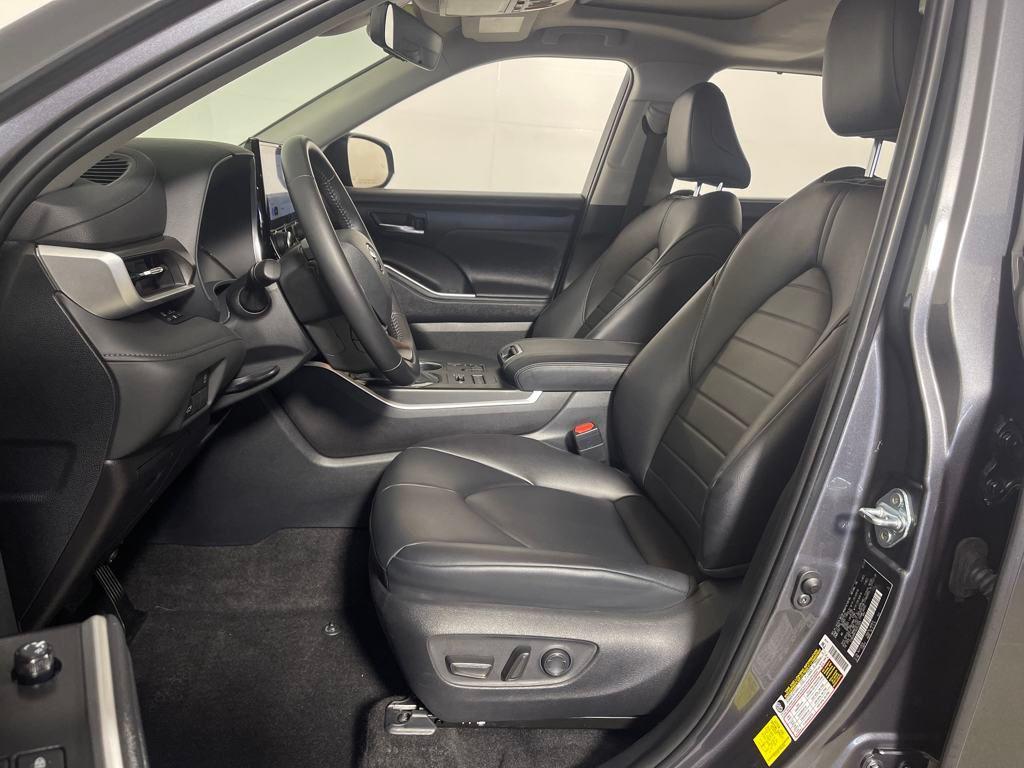 used 2024 Toyota Highlander car, priced at $40,977