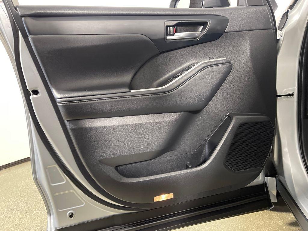 used 2024 Toyota Highlander Hybrid car, priced at $45,998