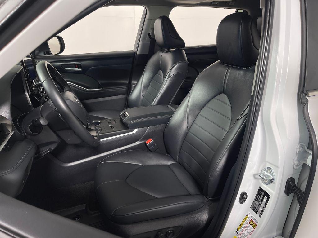 used 2025 Toyota Highlander Hybrid car, priced at $47,998