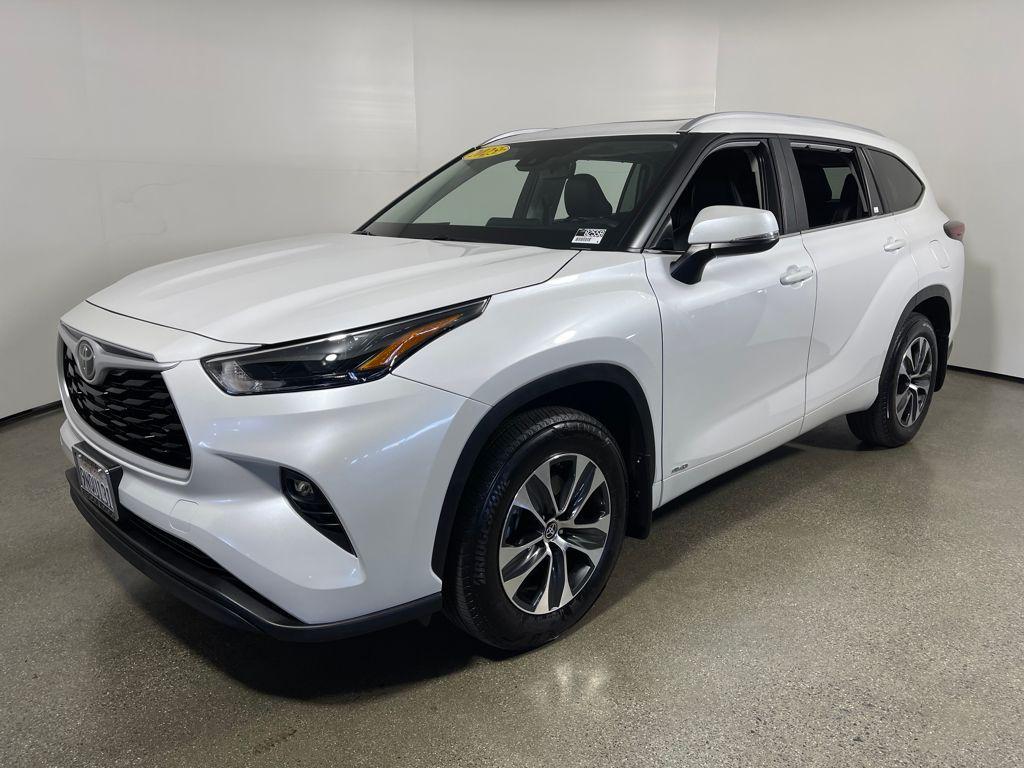 used 2025 Toyota Highlander Hybrid car, priced at $47,998