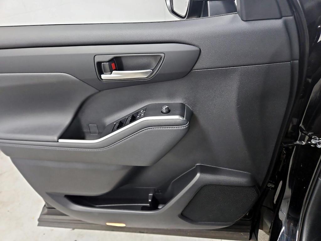 used 2023 Toyota Highlander car, priced at $43,998