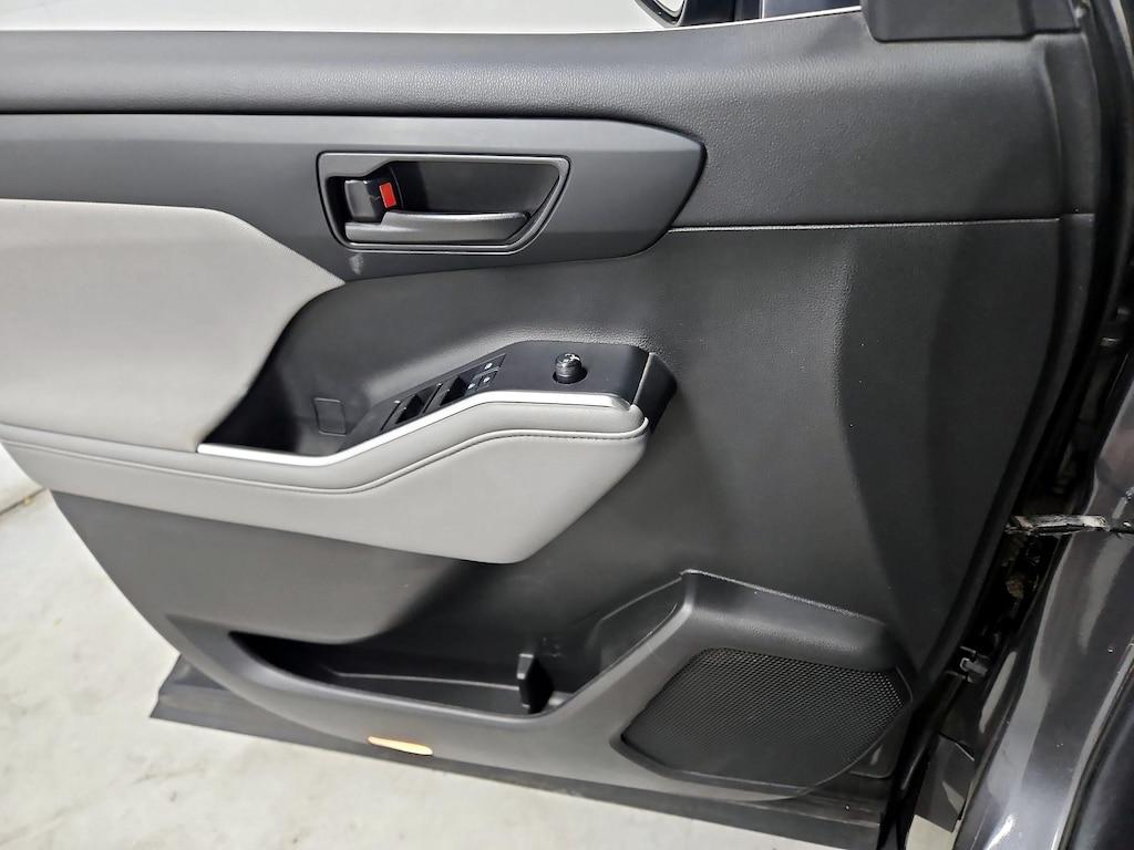 used 2021 Toyota Highlander car, priced at $30,998