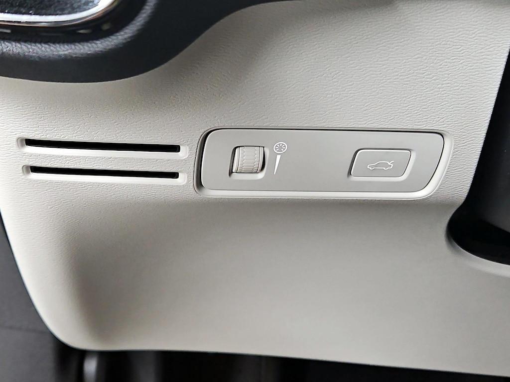 used 2019 Volvo XC40 car, priced at $25,998