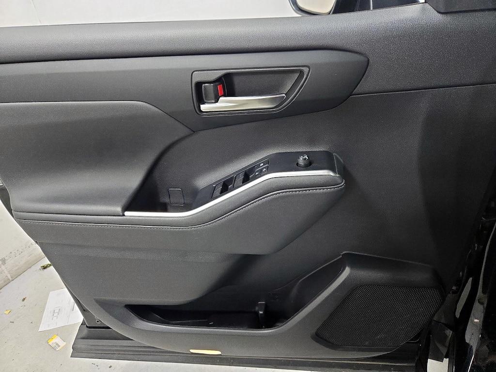 used 2022 Toyota Highlander car, priced at $41,998