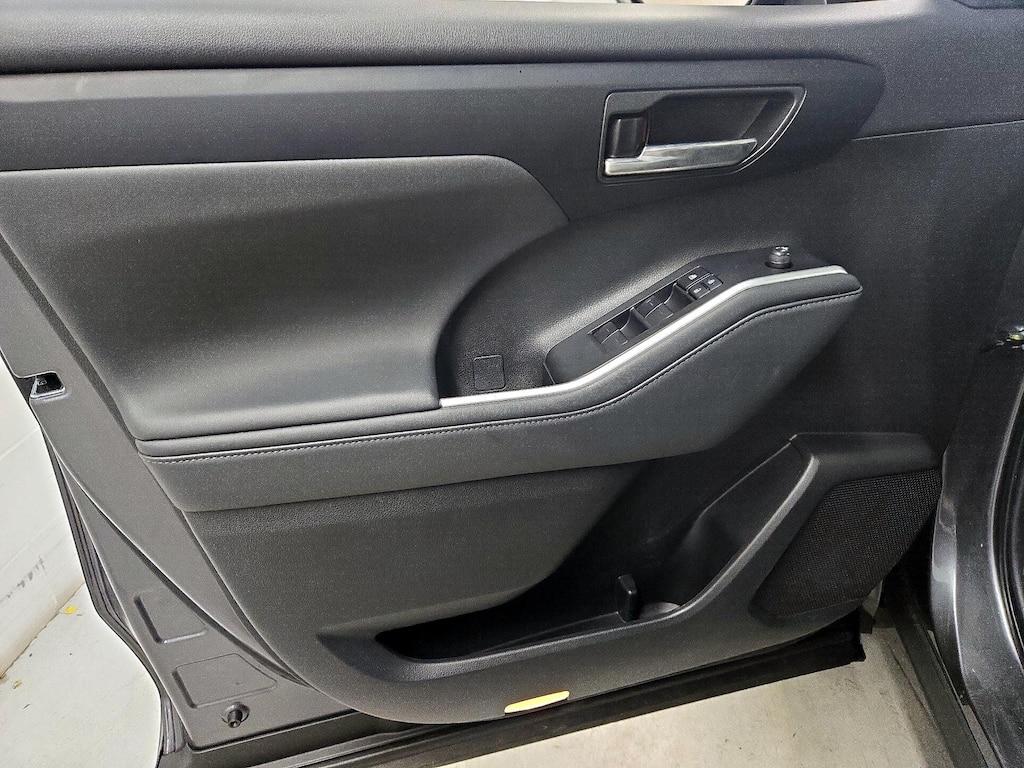 used 2022 Toyota Highlander car, priced at $39,998