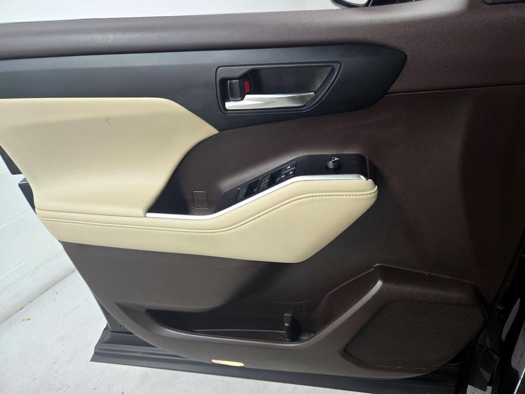 used 2021 Toyota Highlander car, priced at $34,998