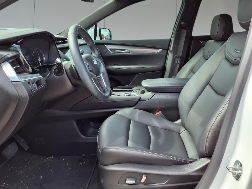 used 2025 Cadillac XT5 car, priced at $39,996