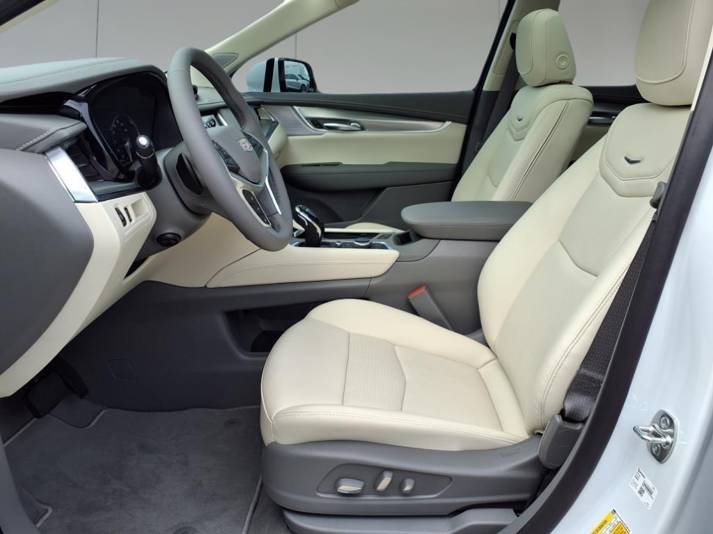 new 2025 Cadillac XT5 car, priced at $54,015