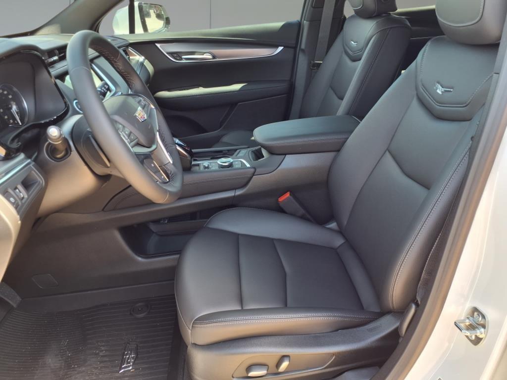 new 2025 Cadillac XT5 car, priced at $45,910