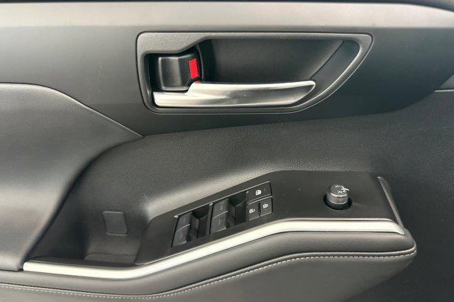 new 2025 Toyota Highlander Hybrid car, priced at $52,999