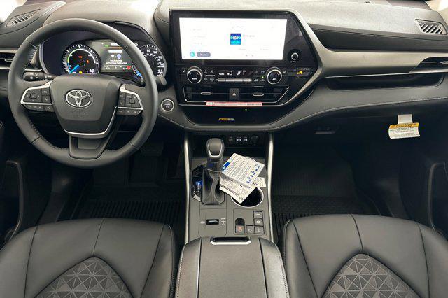 new 2025 Toyota Highlander Hybrid car, priced at $52,999