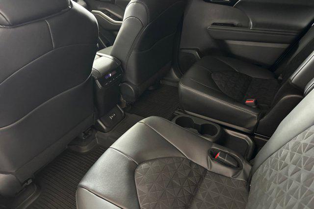 new 2025 Toyota Highlander Hybrid car, priced at $52,999