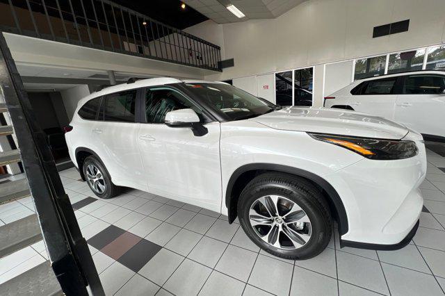 new 2025 Toyota Highlander car, priced at $48,118