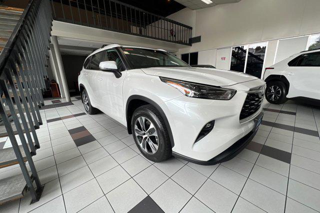new 2025 Toyota Highlander car, priced at $48,118