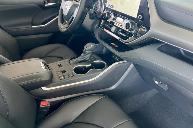 new 2025 Toyota Highlander Hybrid car, priced at $51,640