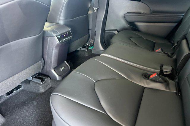 new 2025 Toyota Highlander Hybrid car, priced at $51,640