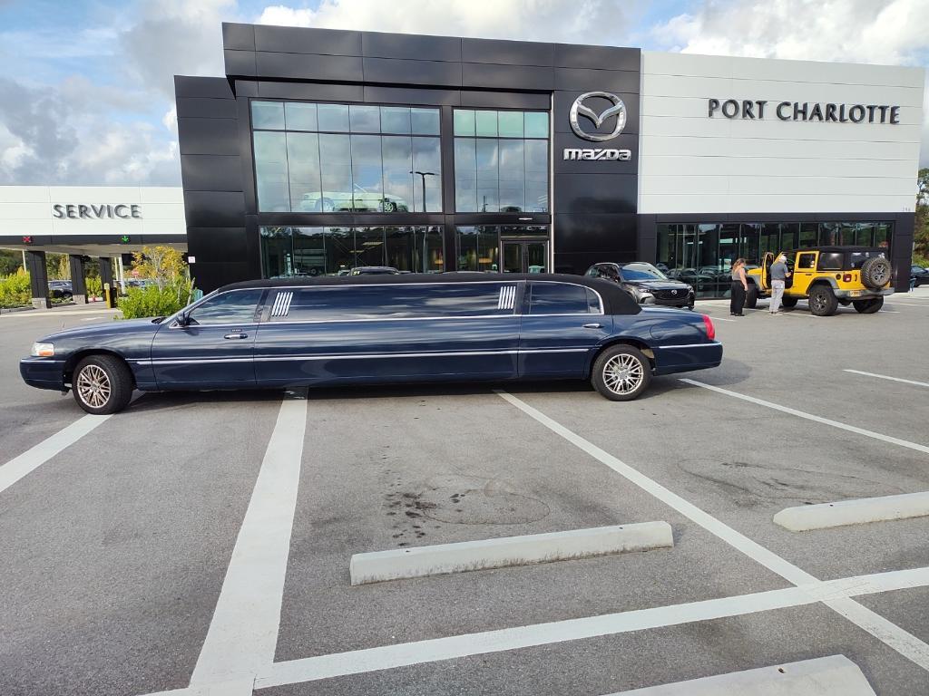 used 2005 Lincoln Town Car car, priced at $9,988