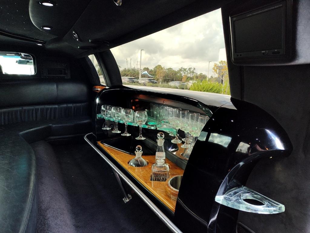 used 2005 Lincoln Town Car car, priced at $9,988