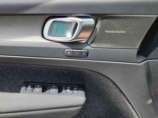 new 2025 Volvo XC40 car, priced at $50,565