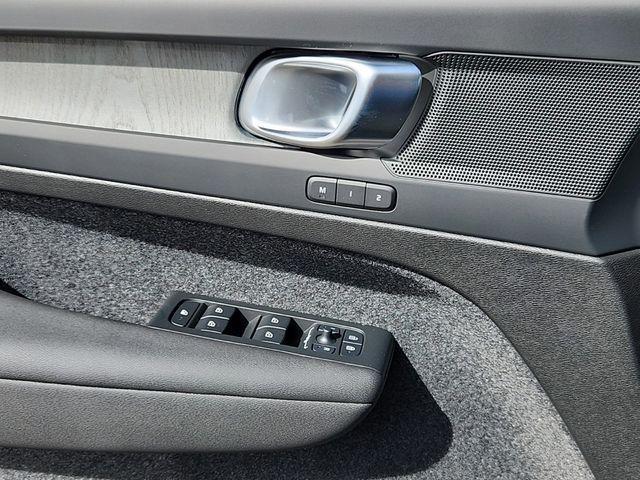 new 2025 Volvo XC40 car, priced at $46,035