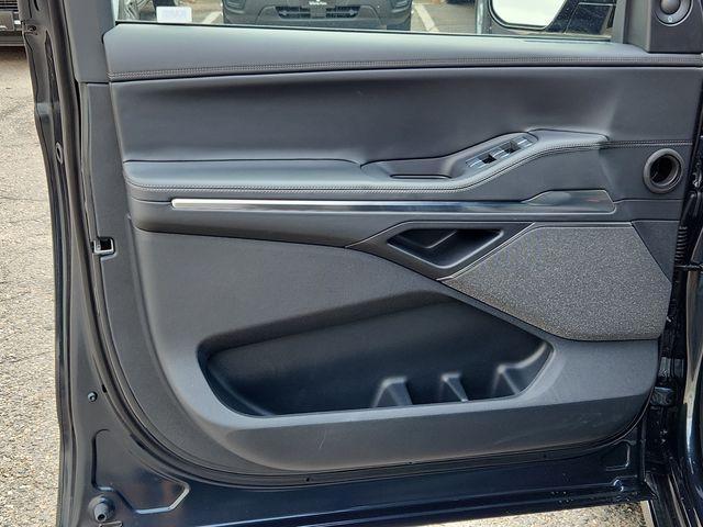 new 2025 Lincoln Navigator car, priced at $101,417