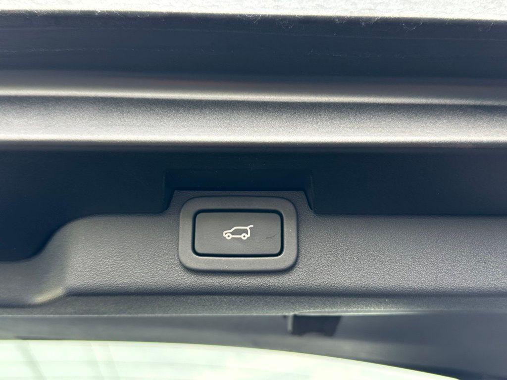 used 2017 Land Rover Discovery car, priced at $14,463