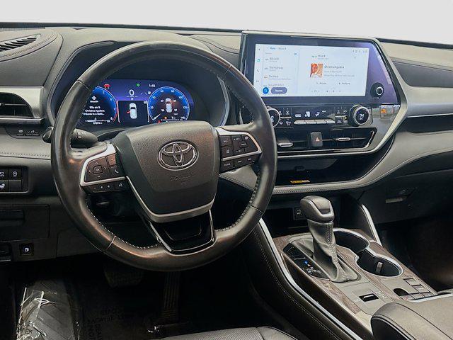 used 2023 Toyota Highlander car