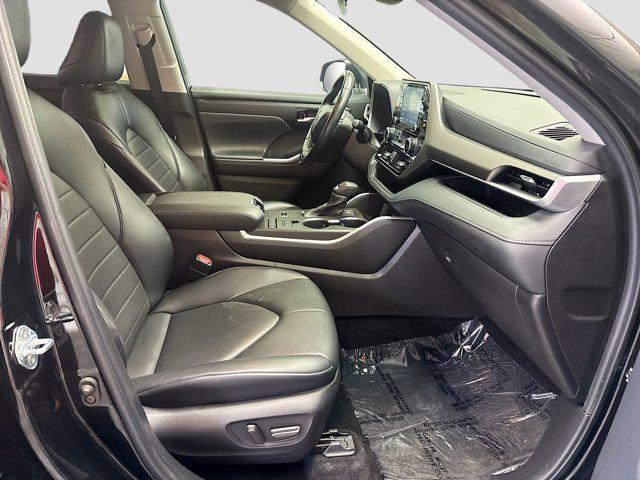 used 2022 Toyota Highlander car, priced at $31,999