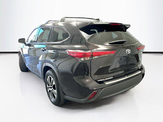 used 2022 Toyota Highlander car, priced at $35,588