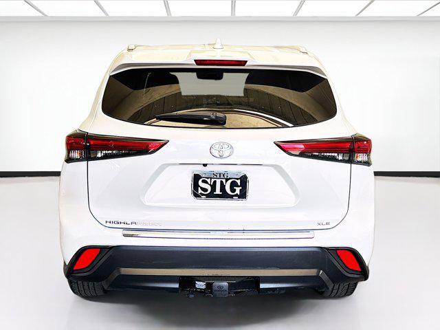 used 2022 Toyota Highlander car, priced at $34,288