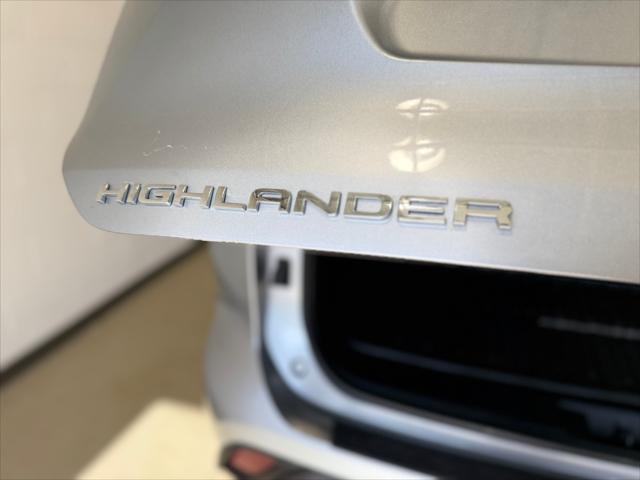 used 2022 Toyota Highlander Hybrid car, priced at $33,153