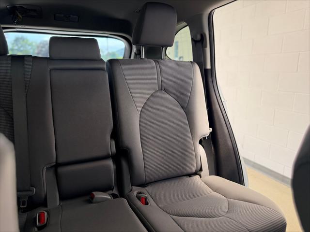 used 2022 Toyota Highlander Hybrid car, priced at $33,153