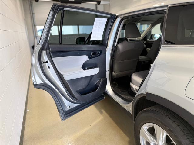 used 2022 Toyota Highlander Hybrid car, priced at $33,153
