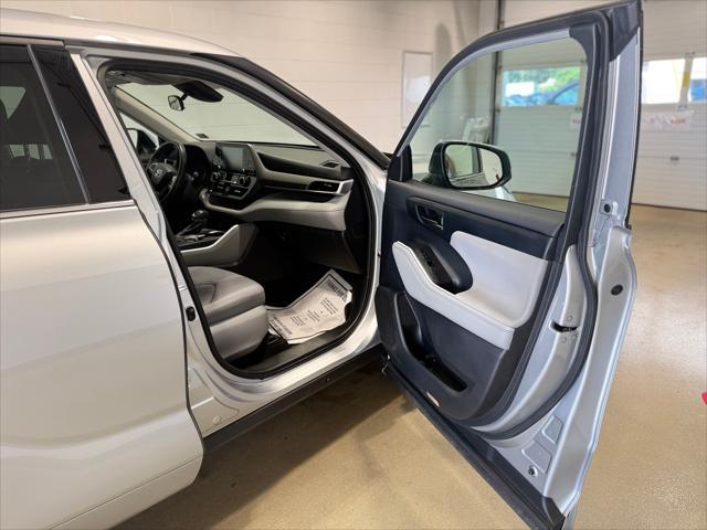 used 2022 Toyota Highlander Hybrid car, priced at $33,153