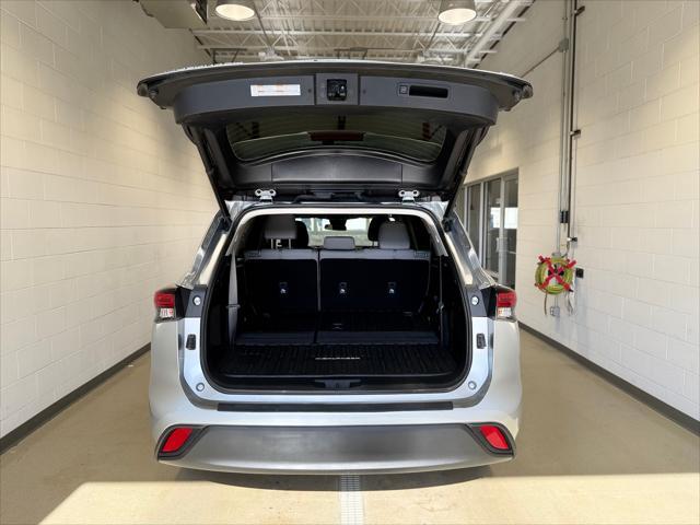 used 2022 Toyota Highlander Hybrid car, priced at $33,153