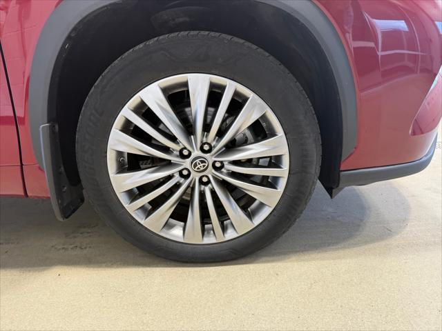 used 2022 Toyota Highlander car, priced at $44,386