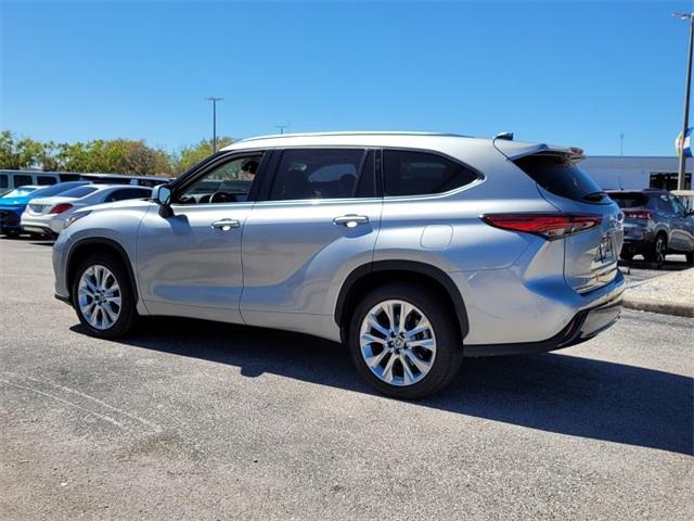 used 2022 Toyota Highlander car, priced at $38,988