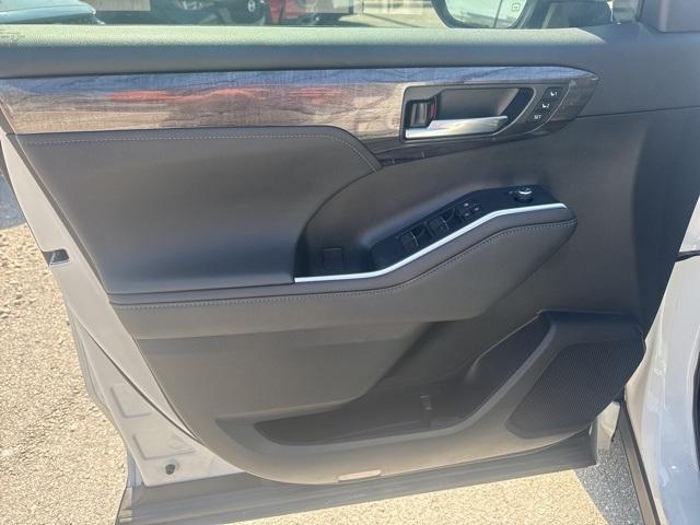 used 2023 Toyota Highlander Hybrid car, priced at $47,987