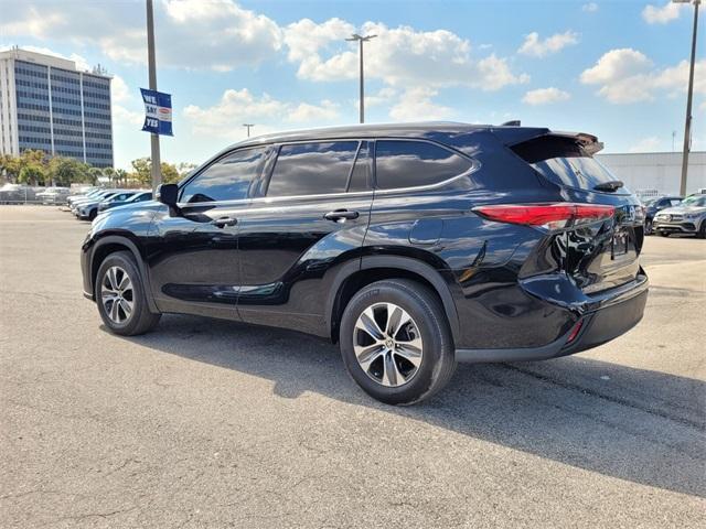 used 2021 Toyota Highlander car, priced at $25,688