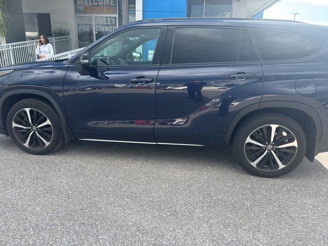used 2022 Toyota Highlander car, priced at $36,488