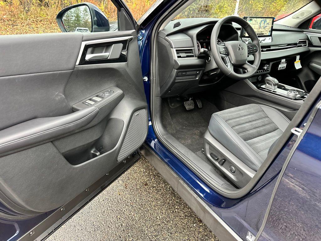 new 2025 Mitsubishi Outlander car, priced at $38,200