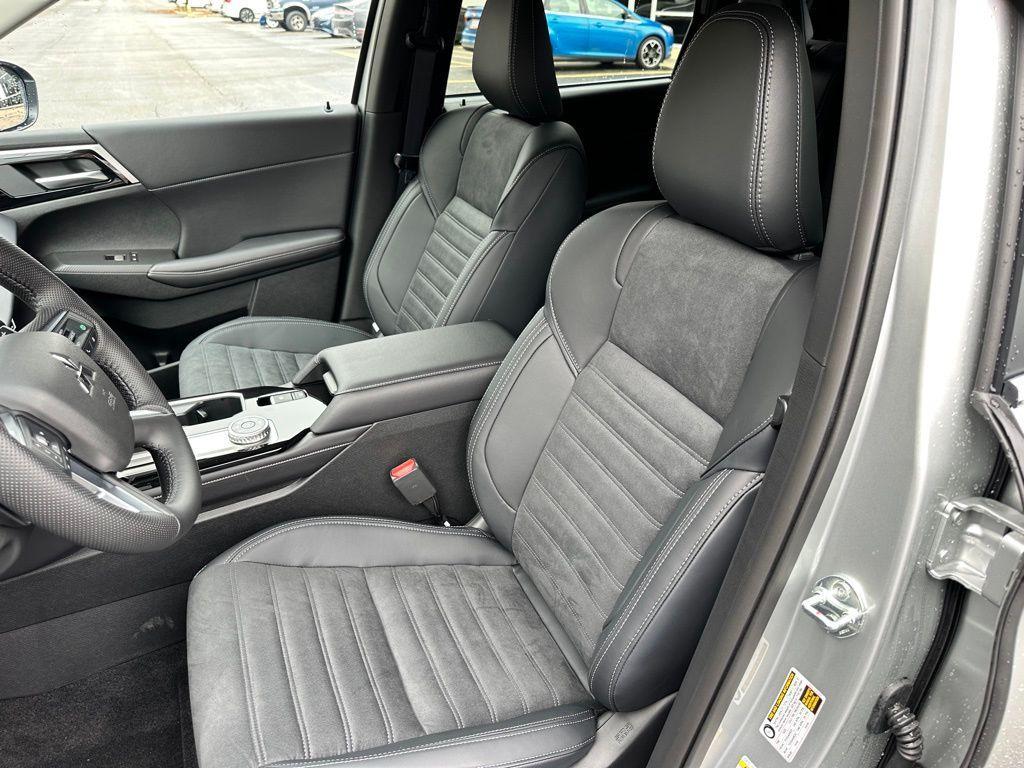 new 2025 Mitsubishi Outlander car, priced at $38,200