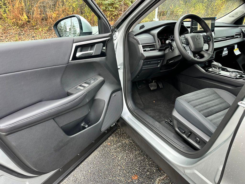 new 2025 Mitsubishi Outlander car, priced at $38,200