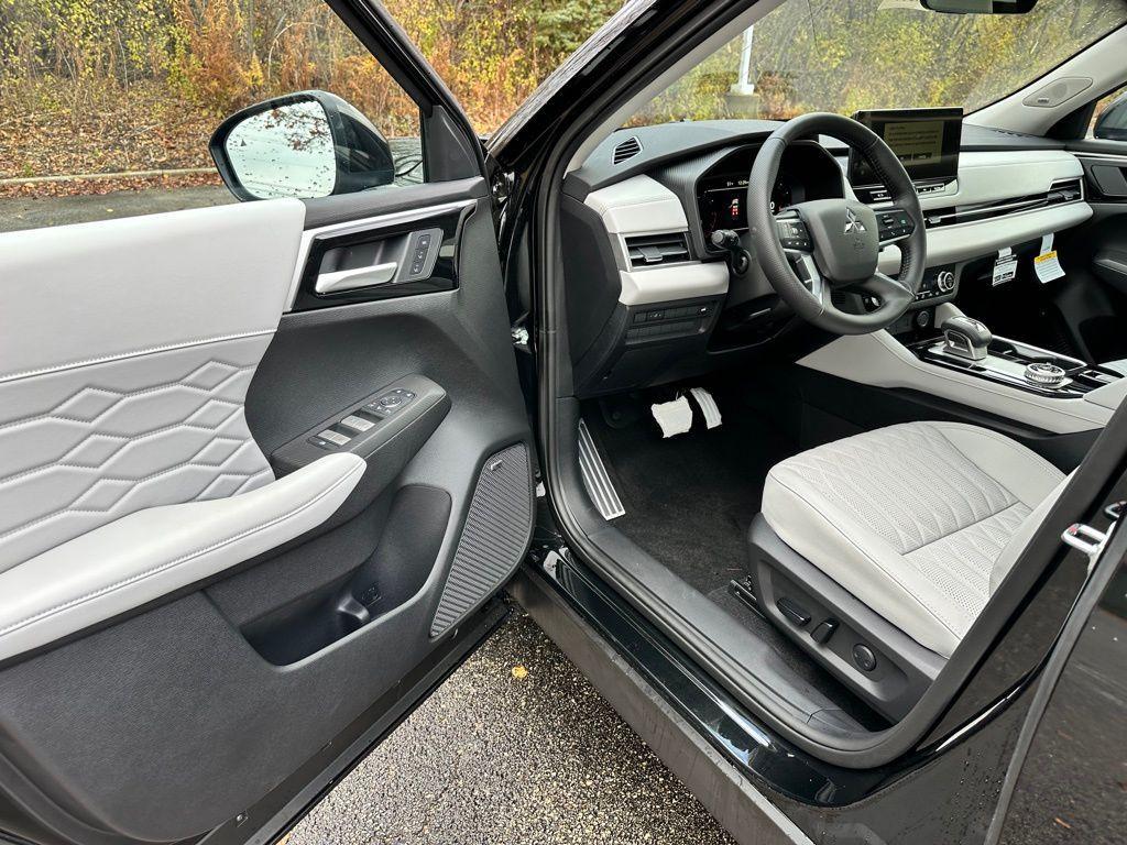 new 2025 Mitsubishi Outlander car, priced at $43,950
