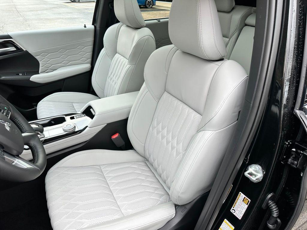 new 2025 Mitsubishi Outlander car, priced at $43,950