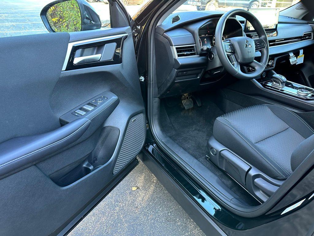 new 2025 Mitsubishi Outlander car, priced at $32,998