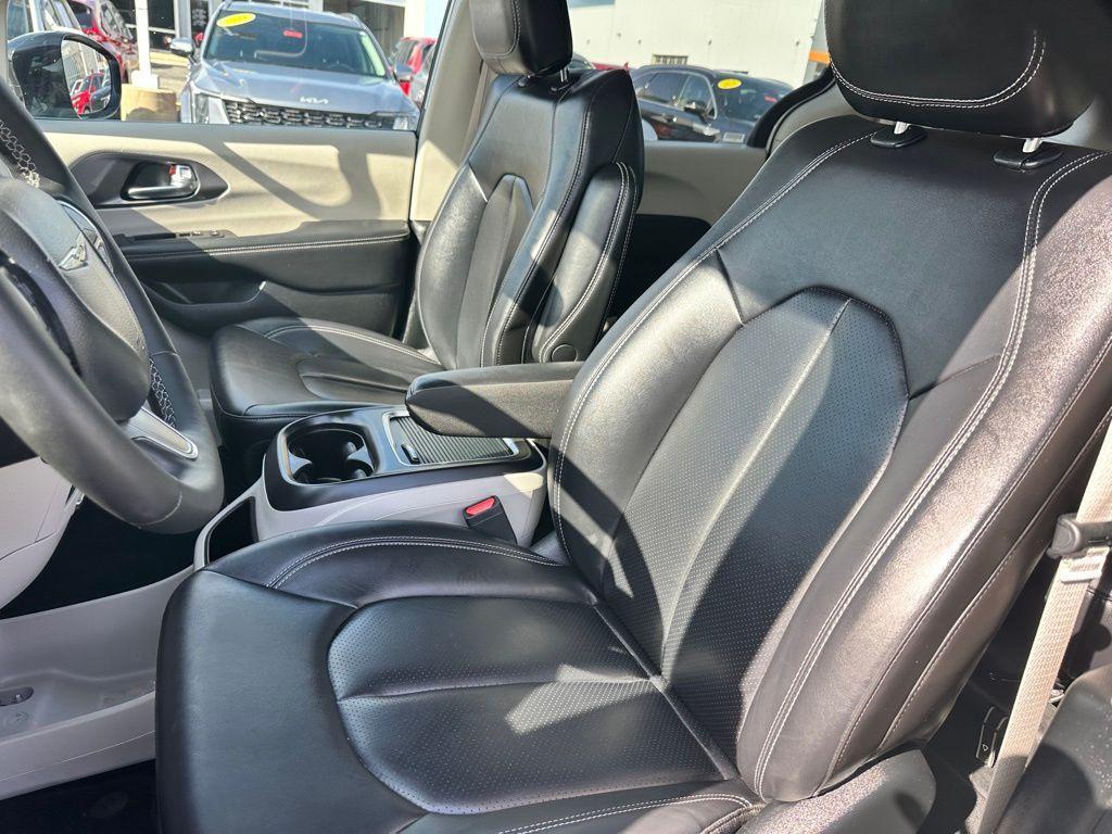 used 2024 Chrysler Pacifica Hybrid car, priced at $30,874