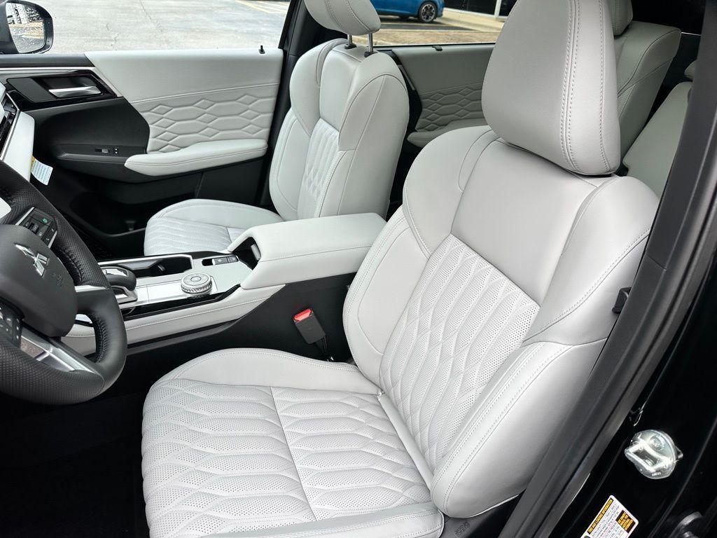 new 2025 Mitsubishi Outlander car, priced at $46,910